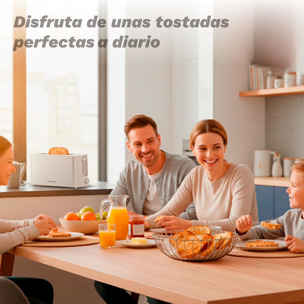 Familia desayunando en mesa con tostadas y zumo.