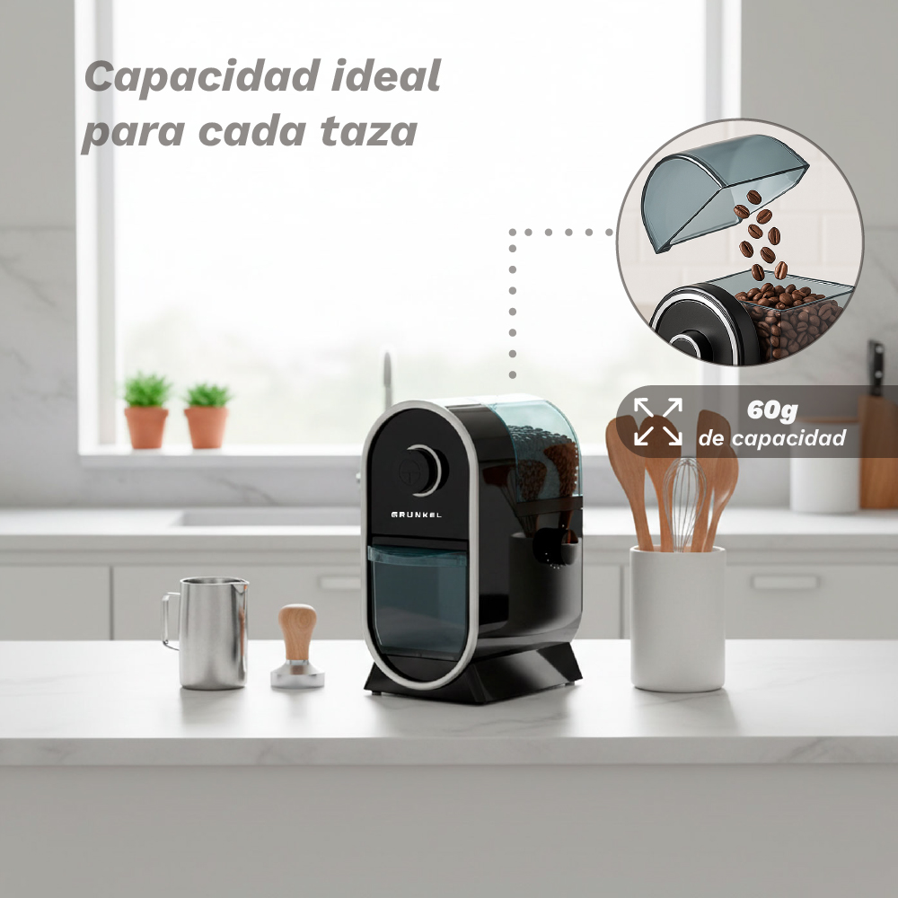 Molinillo de café negro con depósito azul, al lado un tamper y una taza de metal.