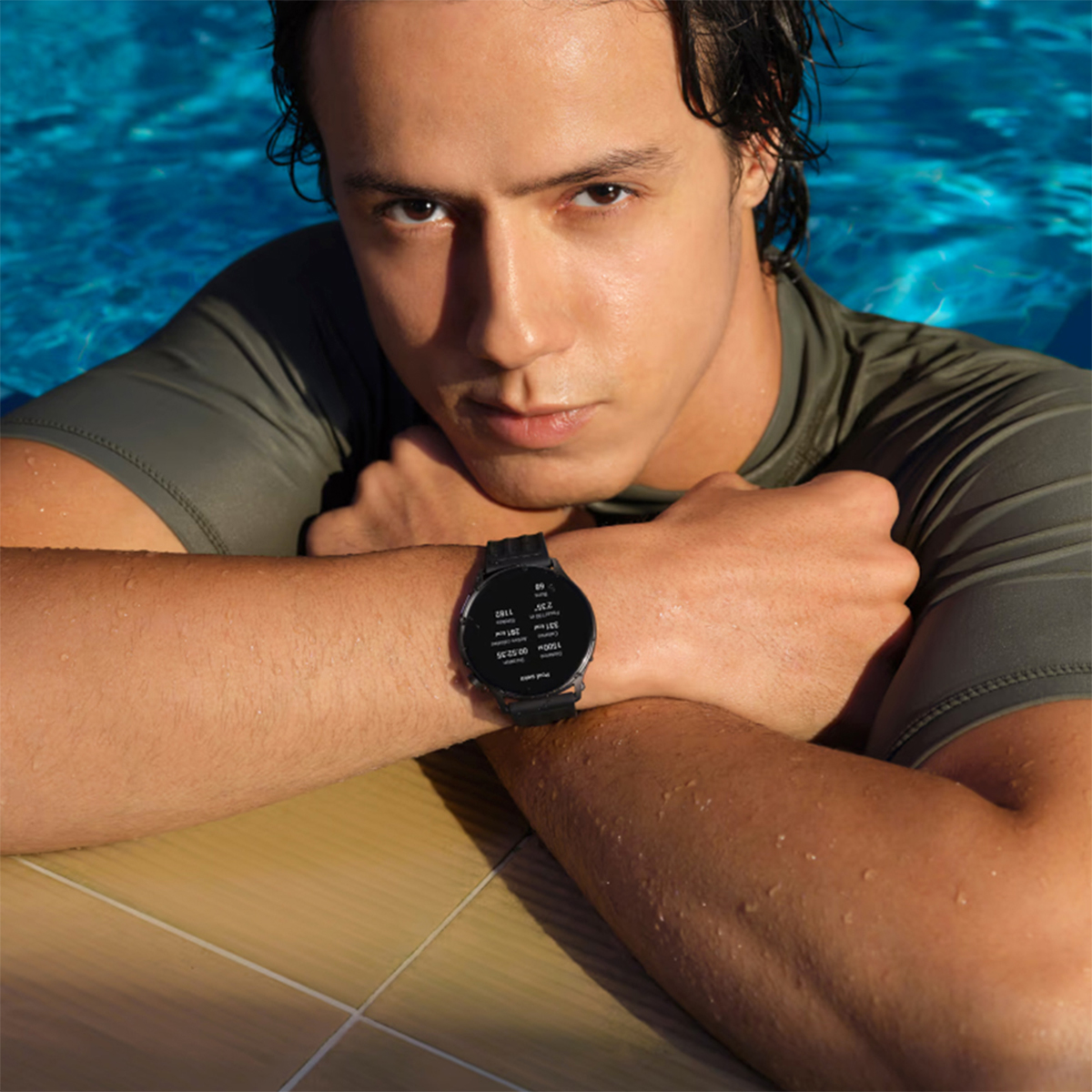 Uomo in piscina che indossa uno smartwatch con dati.