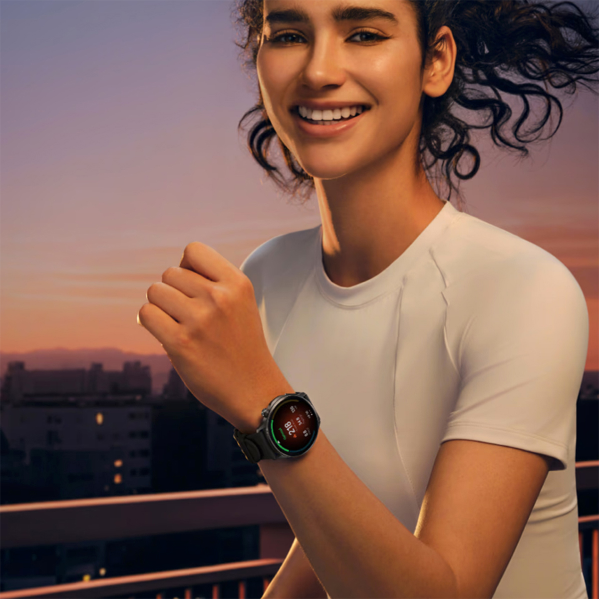 Corridrice con smartwatch al tramonto