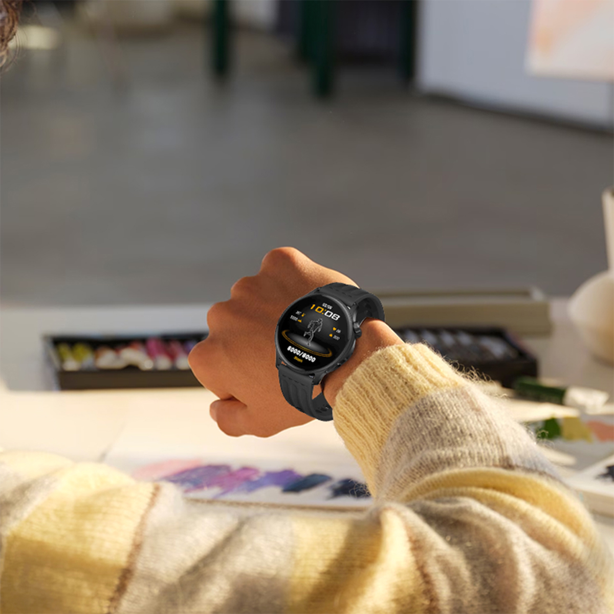 Braccio con smartwatch nero, che mostra le 10:08 e dati di attività.