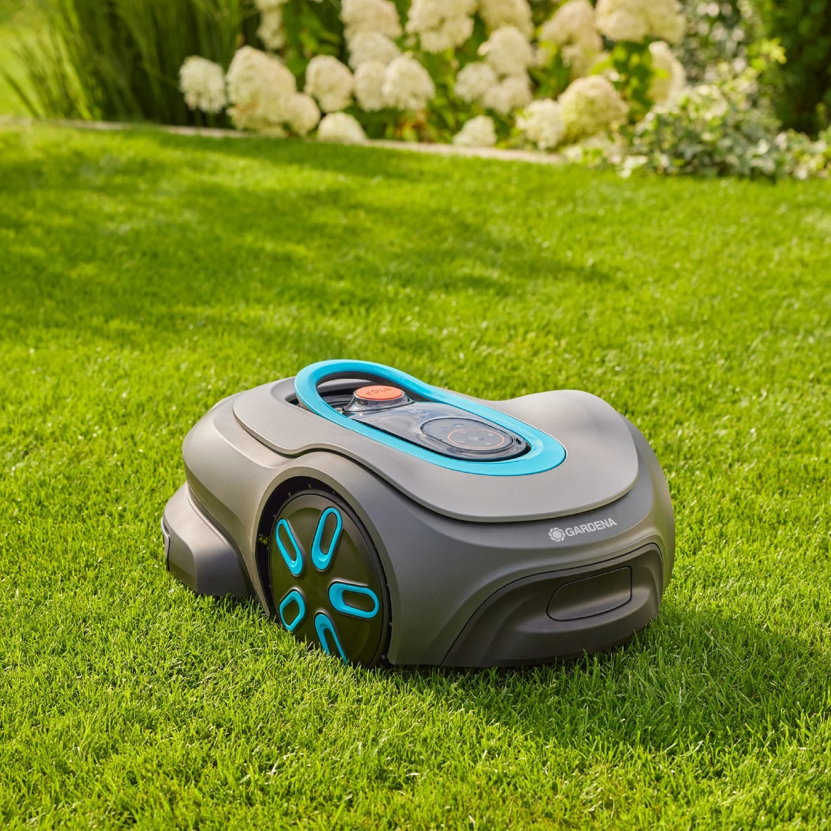 Un robot tosaerba grigio con accenti blu è seduto su un prato verde.