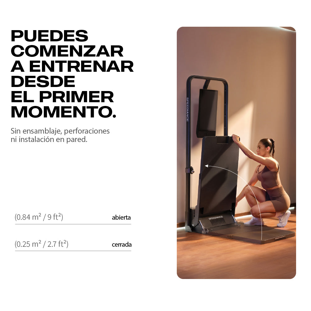 Una mujer se arrodilla y pliega una cinta de correr. Texto sobre fácil montaje.