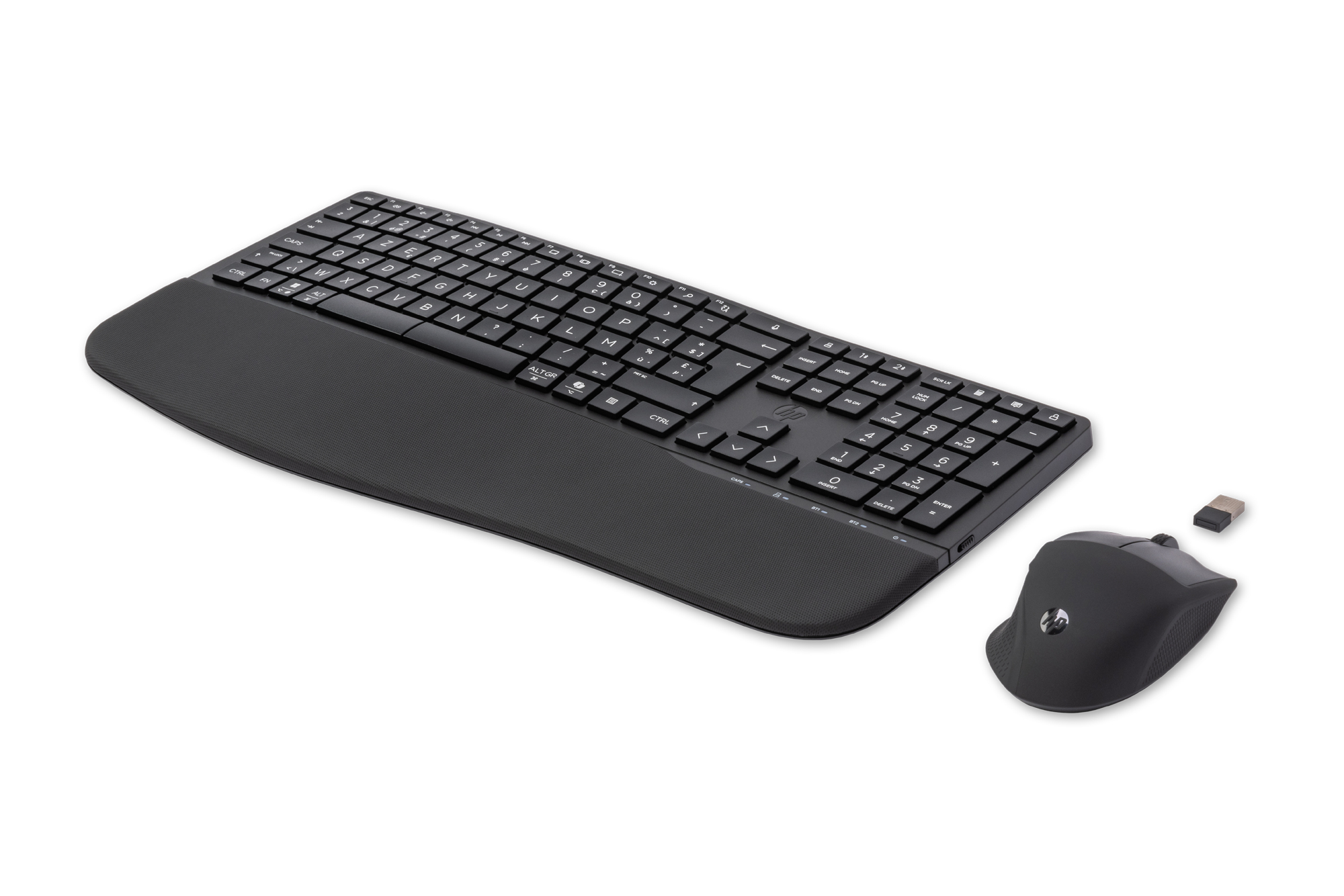 Schwarze Tastatur mit Handballenauflage und Maus daneben, mit USB-Dongle.