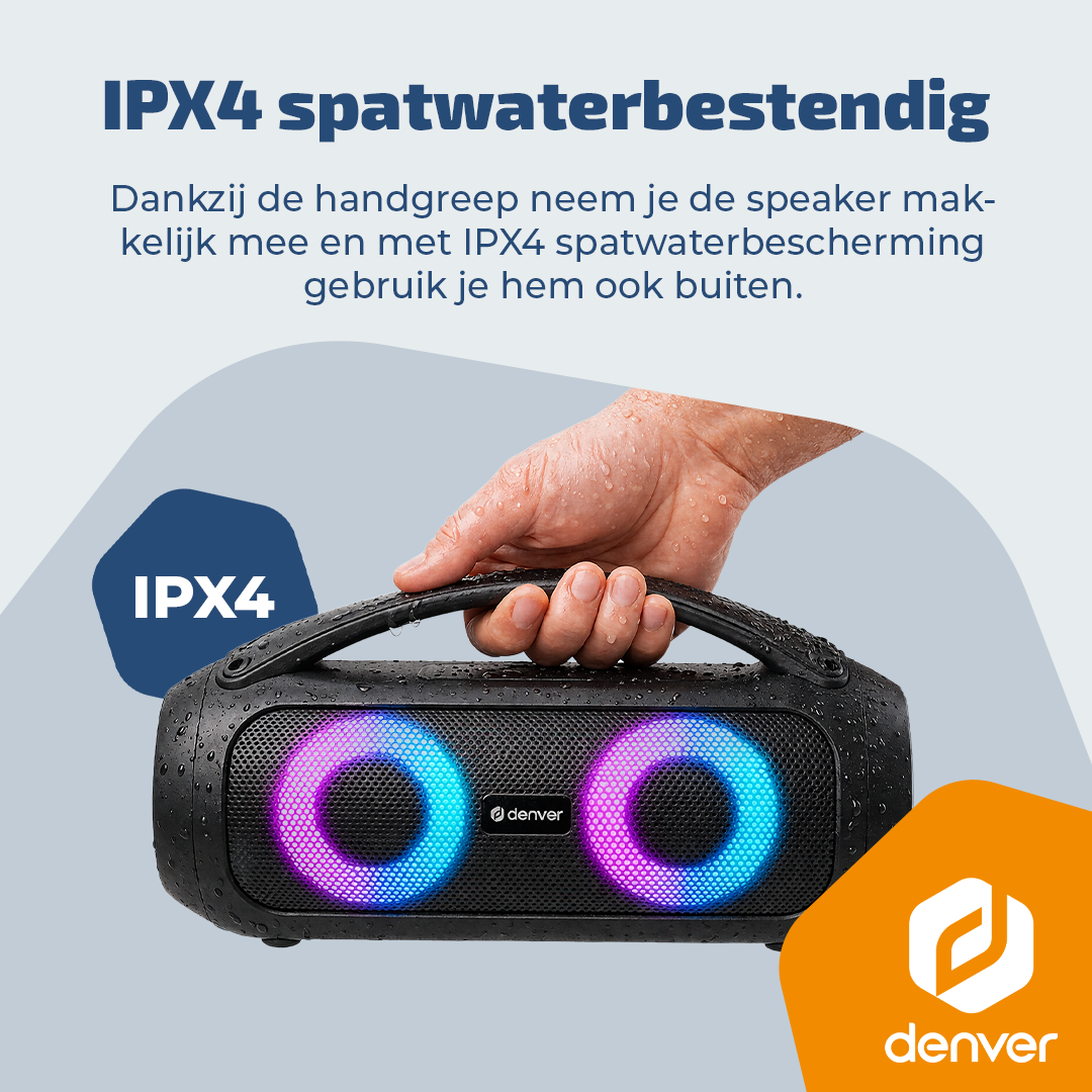 Een hand houdt een zwarte Denver speaker met gekleurde lichten vast, IPX4 spatwaterdicht.