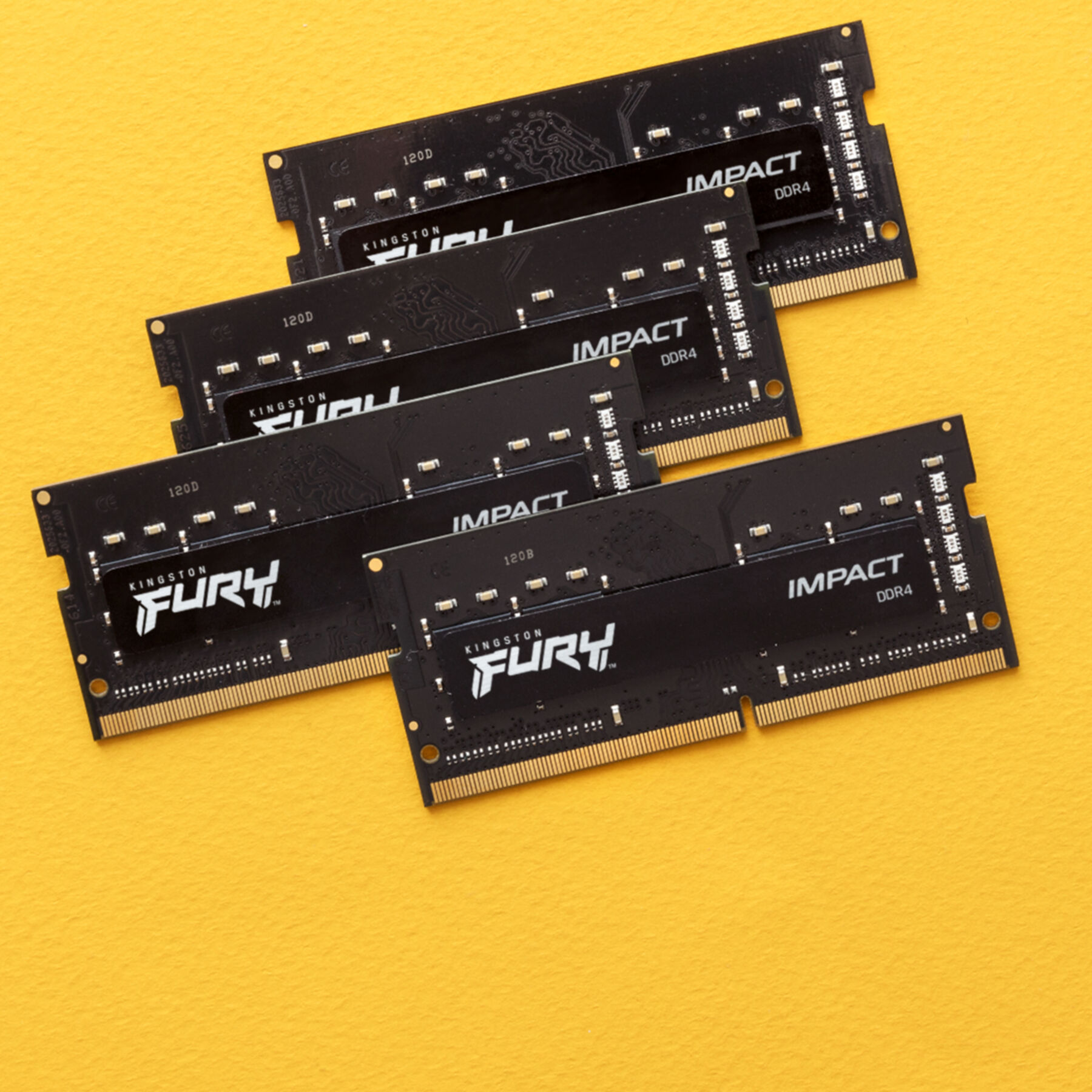 Cztery czarne moduły RAM DDR4 z logo Kingston na żółtym tle.
