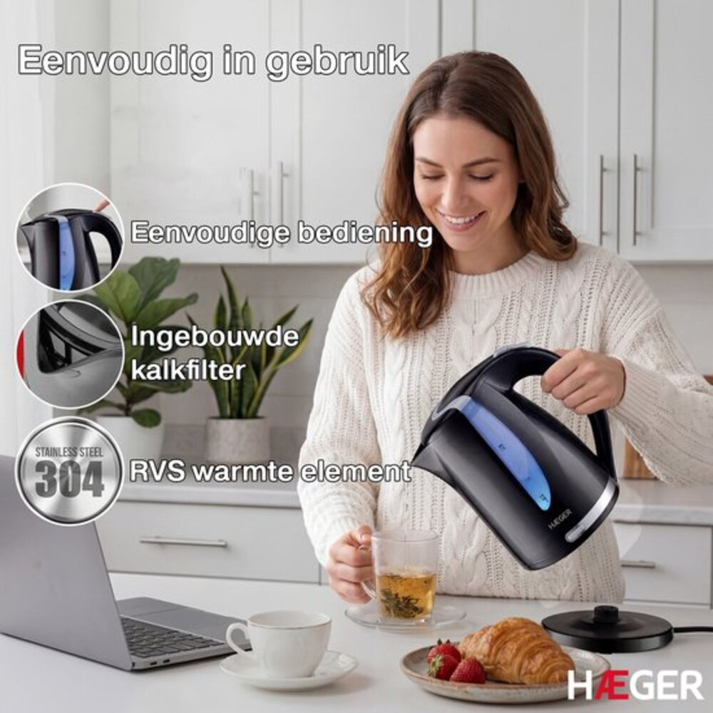 Une femme verse de l'eau d'une bouilloire dans une tasse.
