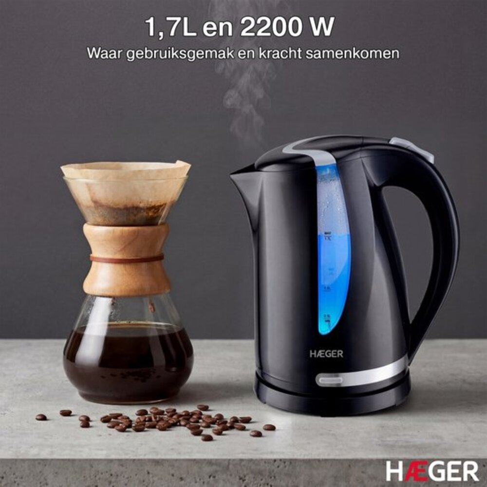 Bouilloire électrique noire avec lumière bleue à côté d'une cafetière avec café.