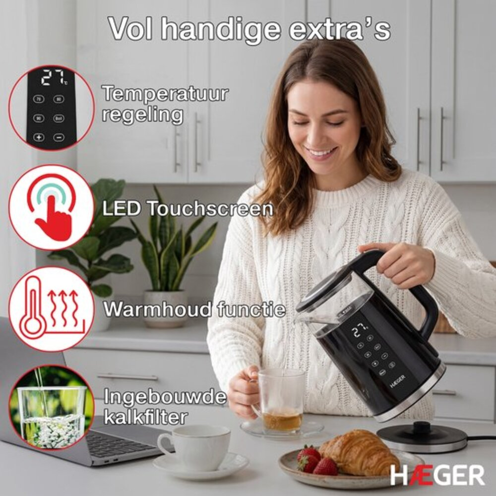 Une femme verse de l'eau dans une tasse à partir d'une bouilloire avec écran LED.