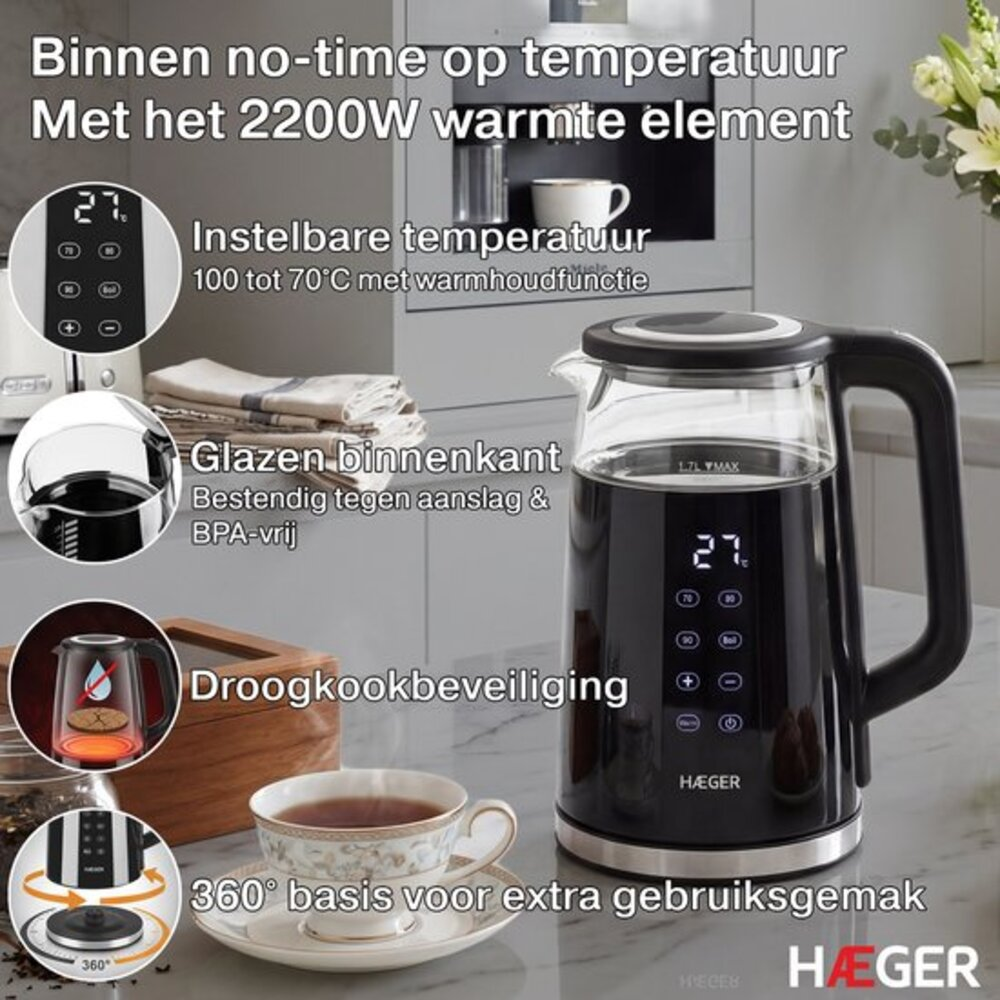 Bouilloire noire en verre avec écran numérique, à côté d'une tasse de thé.