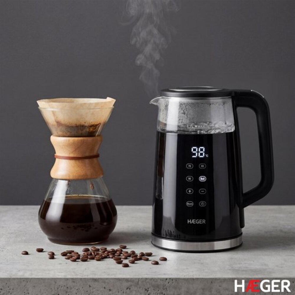Carafe à café avec filtre et bouilloire fumante avec écran numérique.