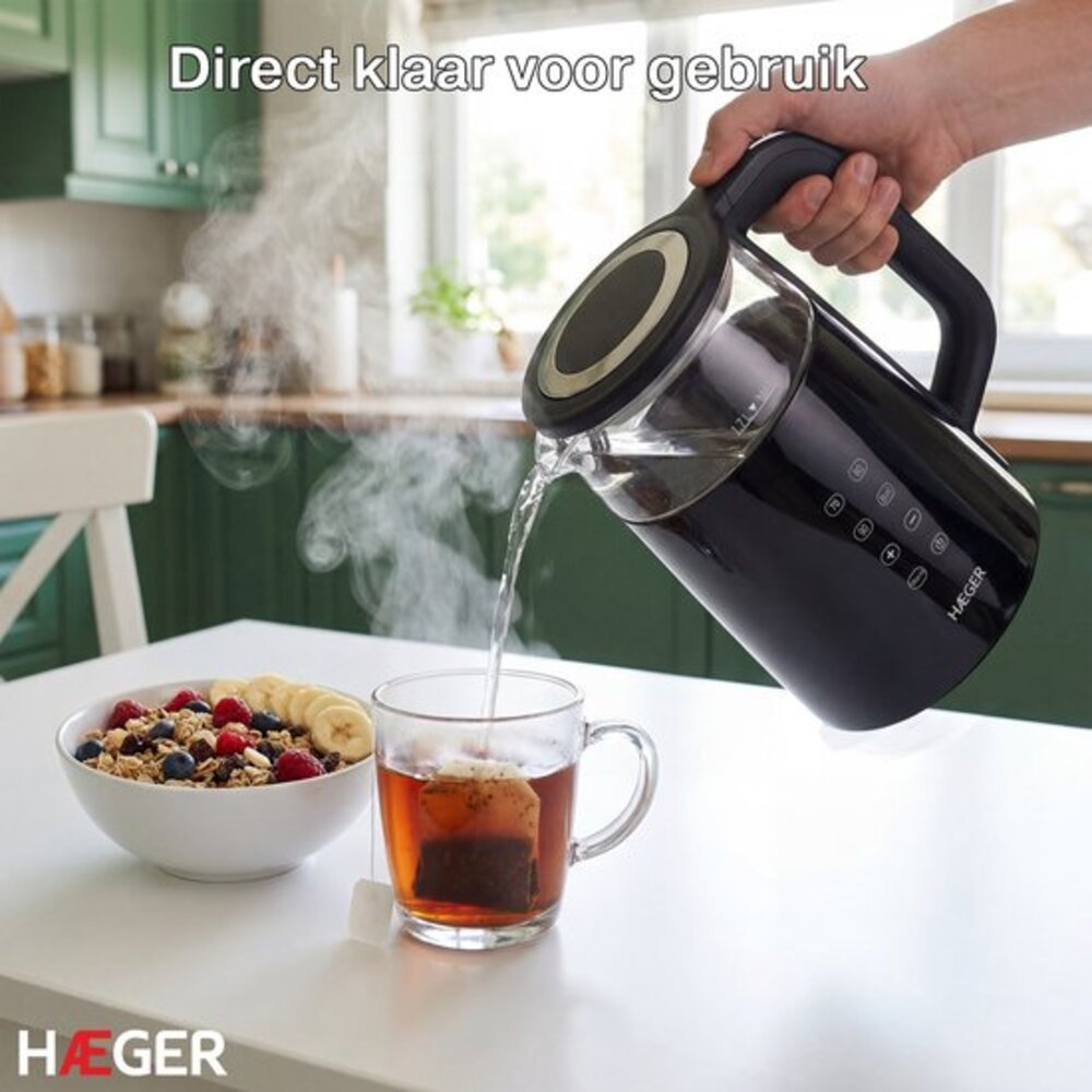 De l'eau chaude est versée d'une bouilloire dans une tasse à thé. À côté, un bol de céréales.