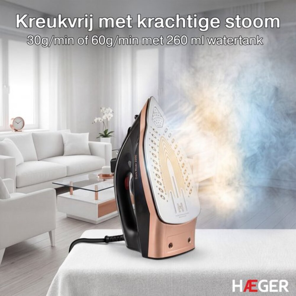 Stoomstrijkijzer met krachtige stoom in een woonkamer.