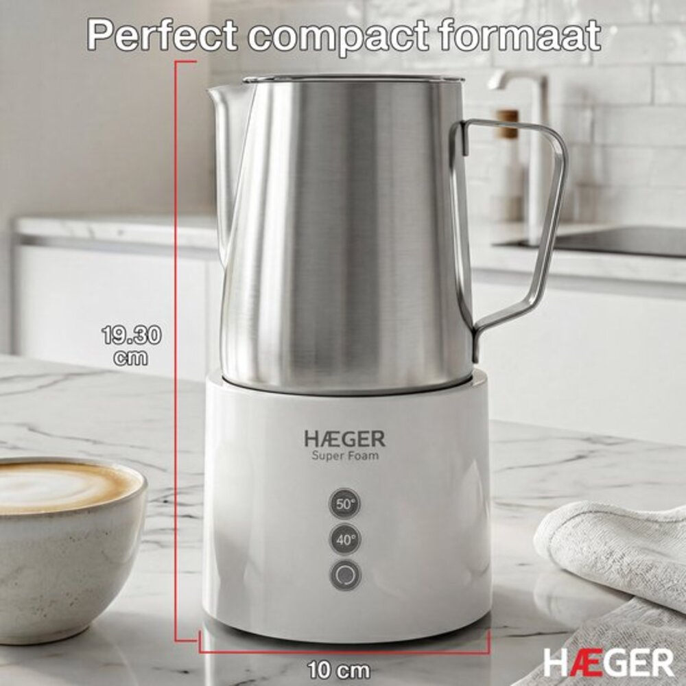 Ein weißer Haeger Super Foam Milchaufschäumer mit Edelstahlkanne auf einer Marmorarbeitsplatte.