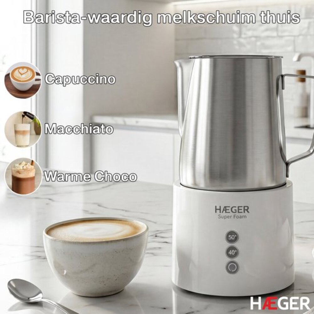 Milchaufschäumer von HÄGER mit einer Tasse Cappuccino und Löffel.