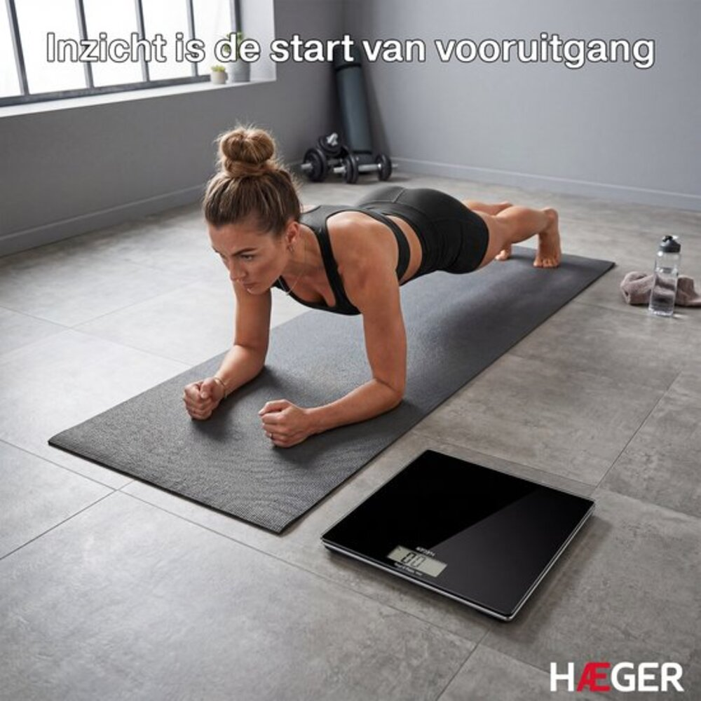 Eine Frau macht einen Unterarmstütz auf einer Yogamatte. Eine digitale Waage steht daneben.