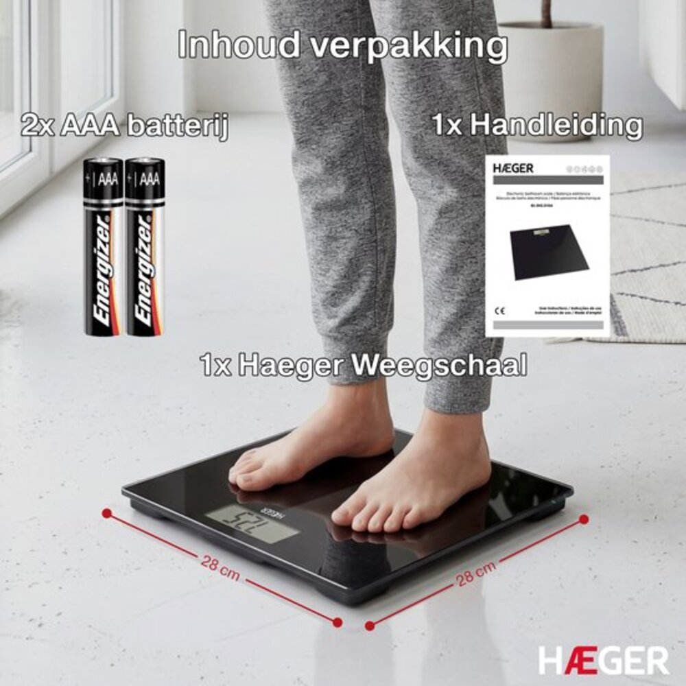 Eine Person steht auf einer schwarzen digitalen Waage. Batterien und Anleitung liegen daneben.