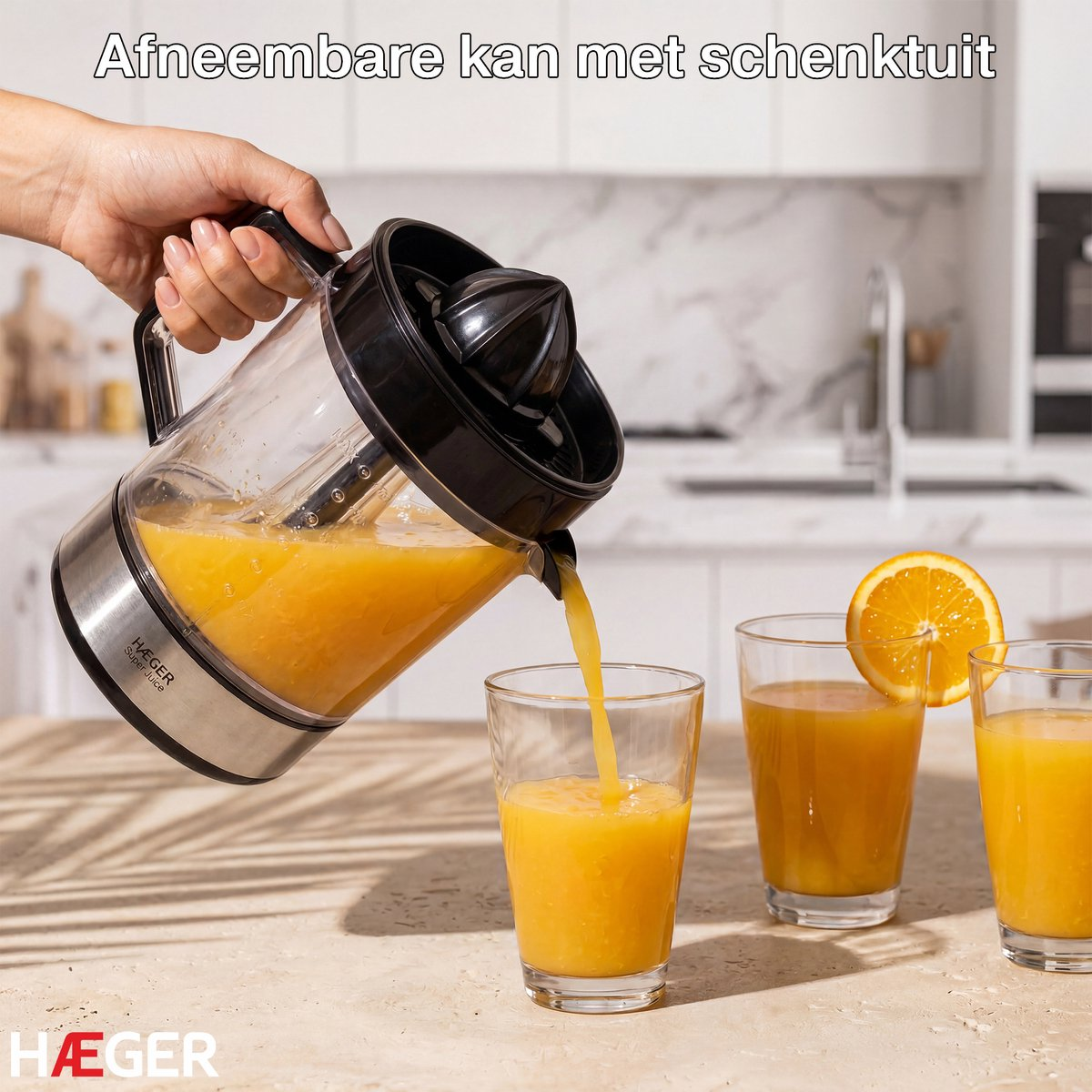 Une main verse du jus d'orange d'un presse-agrumes dans trois verres.