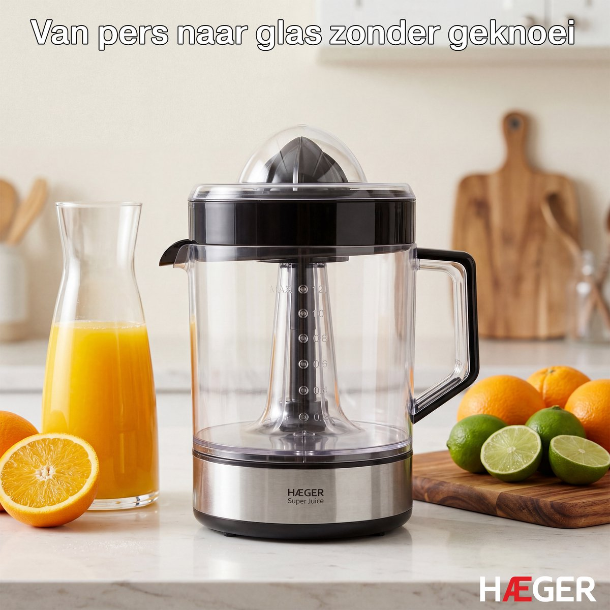 Un presse-agrumes électrique sur un comptoir avec des oranges, des citrons verts et une carafe de jus d'orange.
