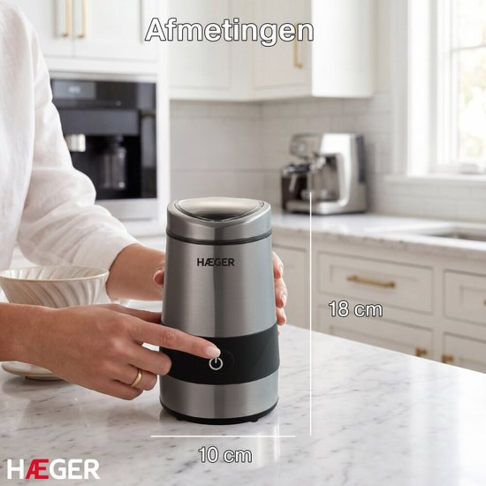 Silberner elektrischer Kaffeemühle, 18cm hoch, 10cm breit, in Küche.