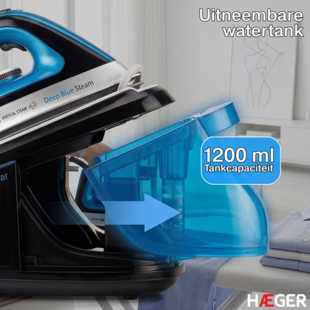 Ein blauer, abnehmbarer Wassertank mit 1200 ml Kapazität für ein Bügeleisen.