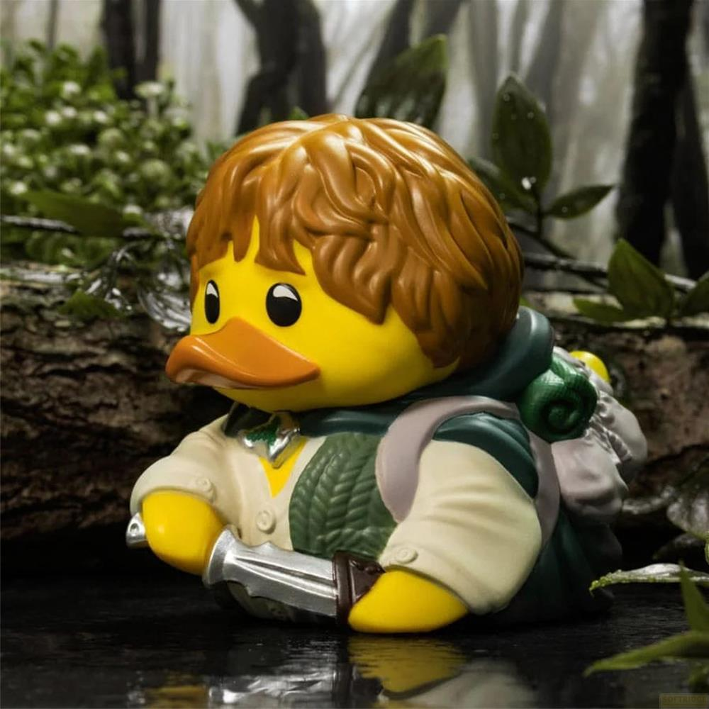 Eine Gummiente als Hobbit verkleidet, mit einem Schwert, in einer Waldumgebung.