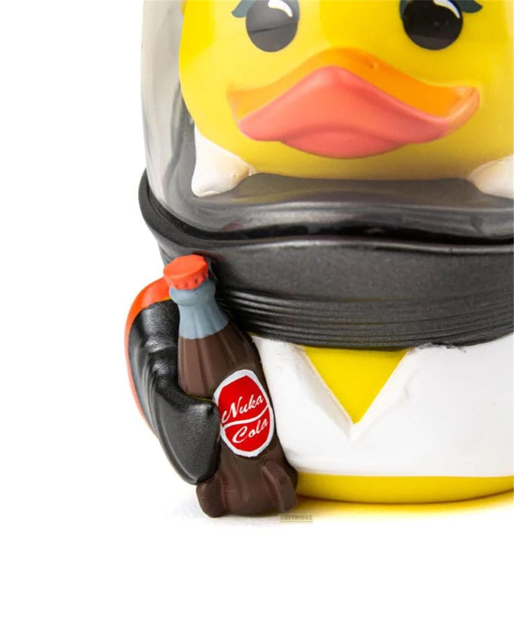 Gelbe Gummi-Ente im Raumanzug hält Nuka Cola Flasche.