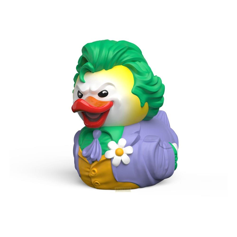 Eine Quietscheente im Joker-Look mit lila Anzug, gelber Weste und grünen Haaren.