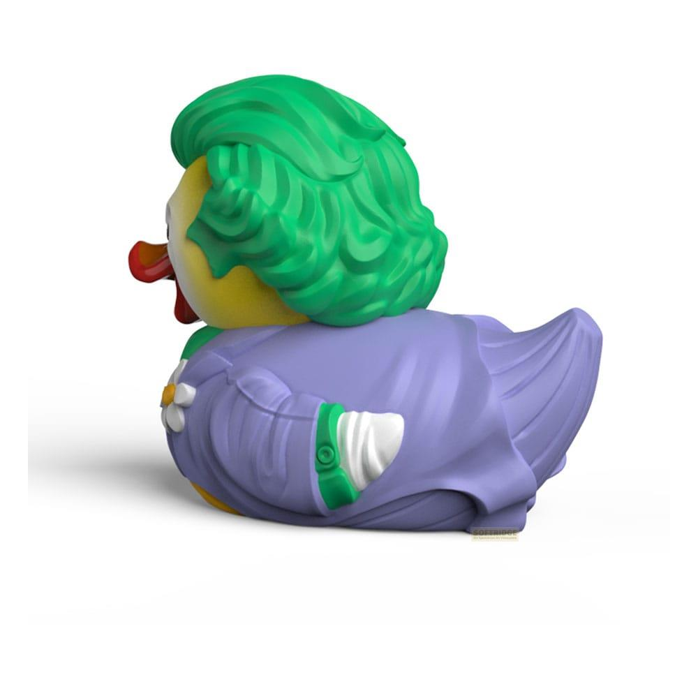 Gelbe Gummiente mit grünen Haaren, lila Anzug und weißer Blume auf der Brust.