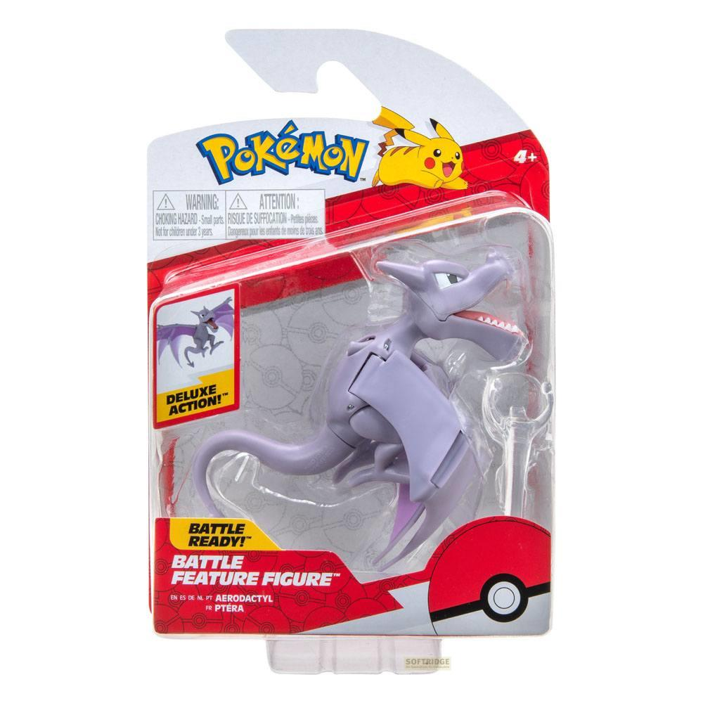 Ein lilafarbener Aerodactyl-Pokémon-Actionfigur im Fensterkarton. Pikachu ist oben.