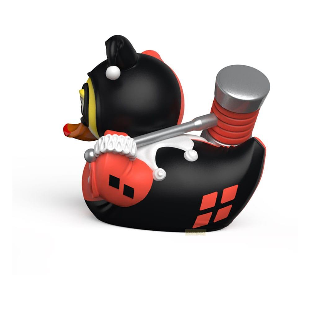 Eine schwarze und rote Quietscheente mit einem Hammer. Sie trägt ein Kostüm.