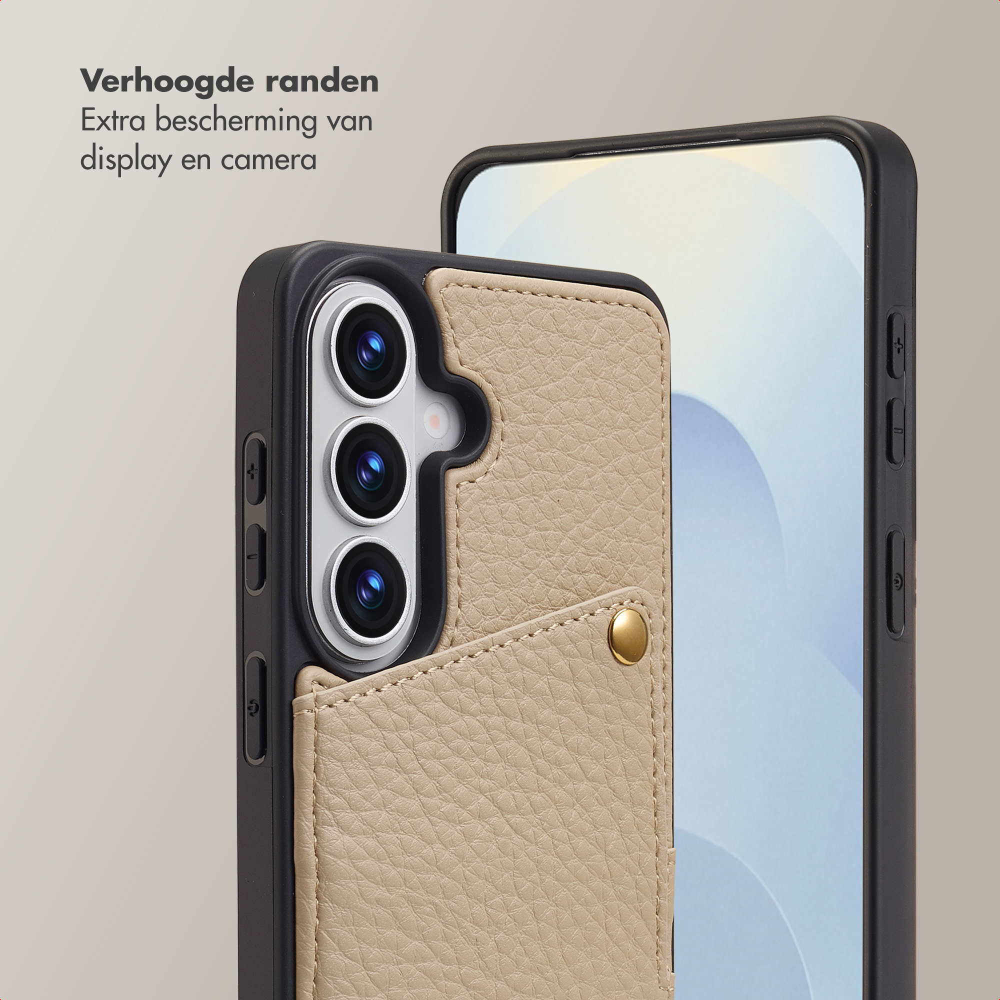 Een telefoon met een beige lederen hoes met drie camera's.