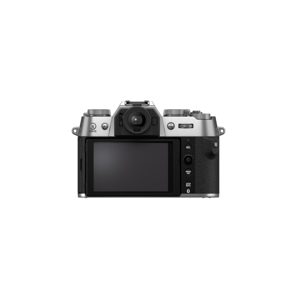 Zilveren camera met zwarte grip en LCD-scherm. Knoppen en zoeker bevinden zich bovenaan.