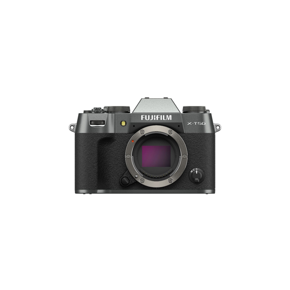 Een donkere Fujifilm X-T50 digitale camera met een zilverkleurig bovenste deel en lensvatting.