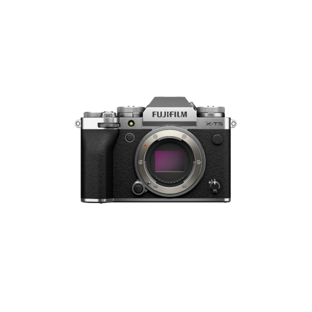 Zilveren en zwarte Fujifilm X-T5 camera met lensvatting.