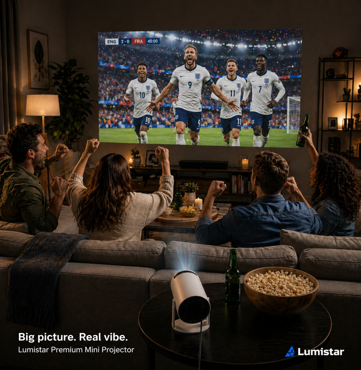 Mensen kijken naar een juichende voetballer op een projector, met popcorn en bier.