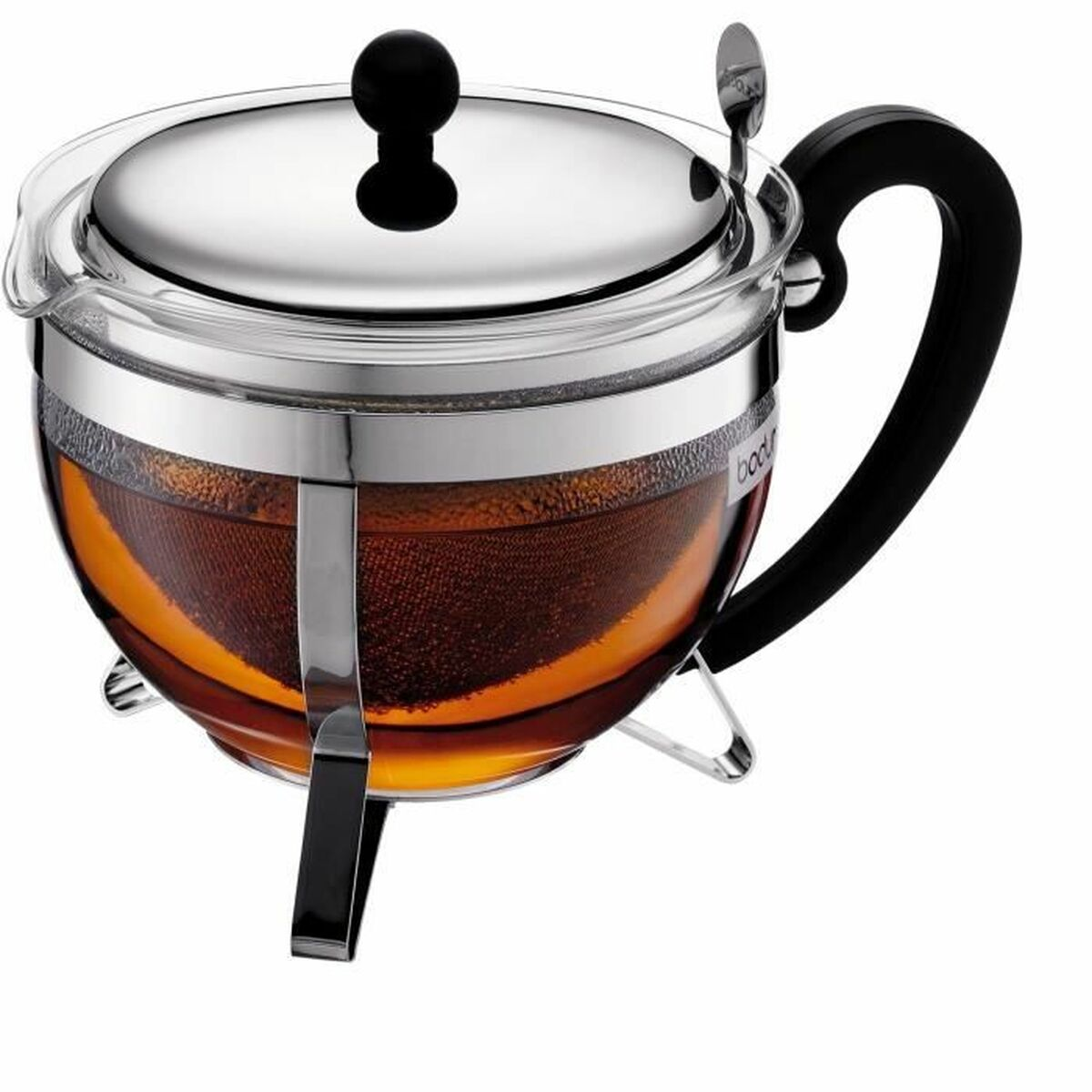 Eine gläserne Teekanne mit schwarzem Griff, gefüllt mit bernsteinfarbenem Tee und einem Metallständer.