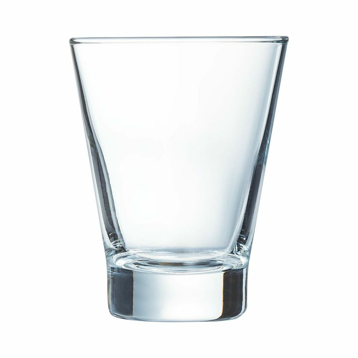 Ein leeres, transparentes Glas mit weißem Hintergrund.