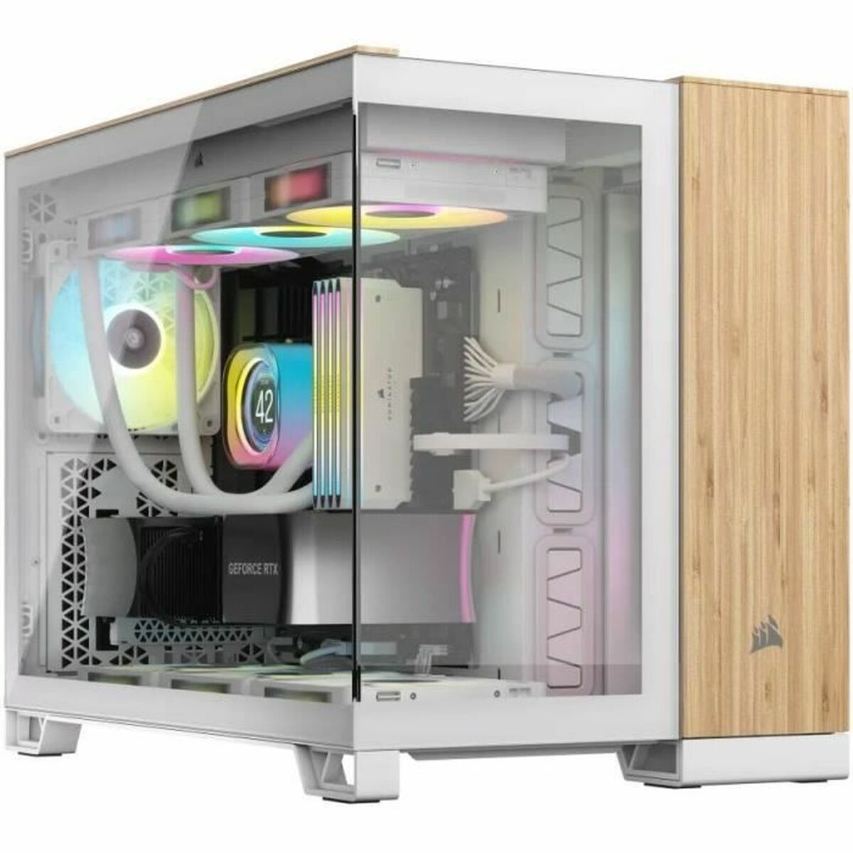 Biała obudowa komputera z szklanym panelem bocznym, pokazująca wentylatory RGB i komponenty. Drewniany panel po prawej.