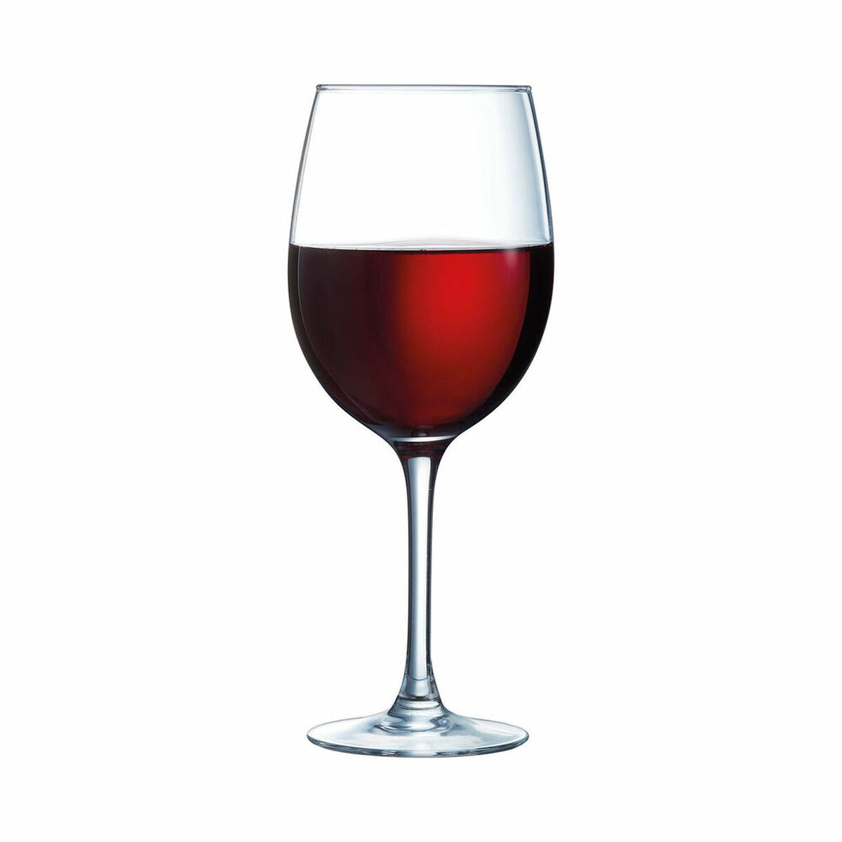 Ein Glas Rotwein mit langem Stiel steht auf einem weißen Hintergrund.