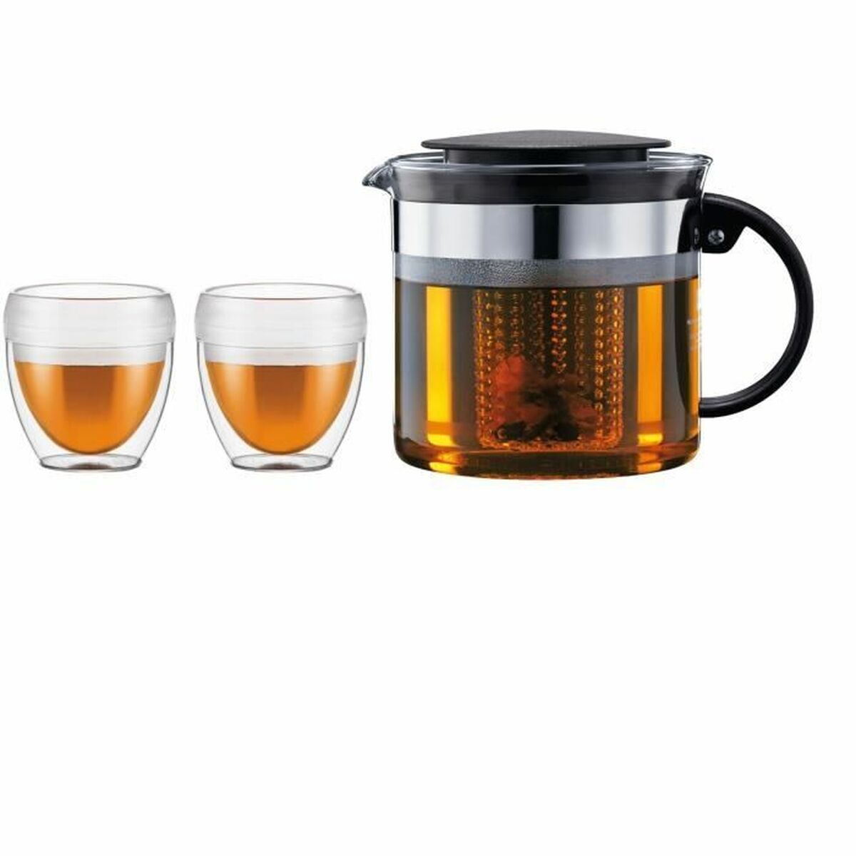 Zwei Glasbecher mit Tee und eine Teekanne mit Tee und Sieb.