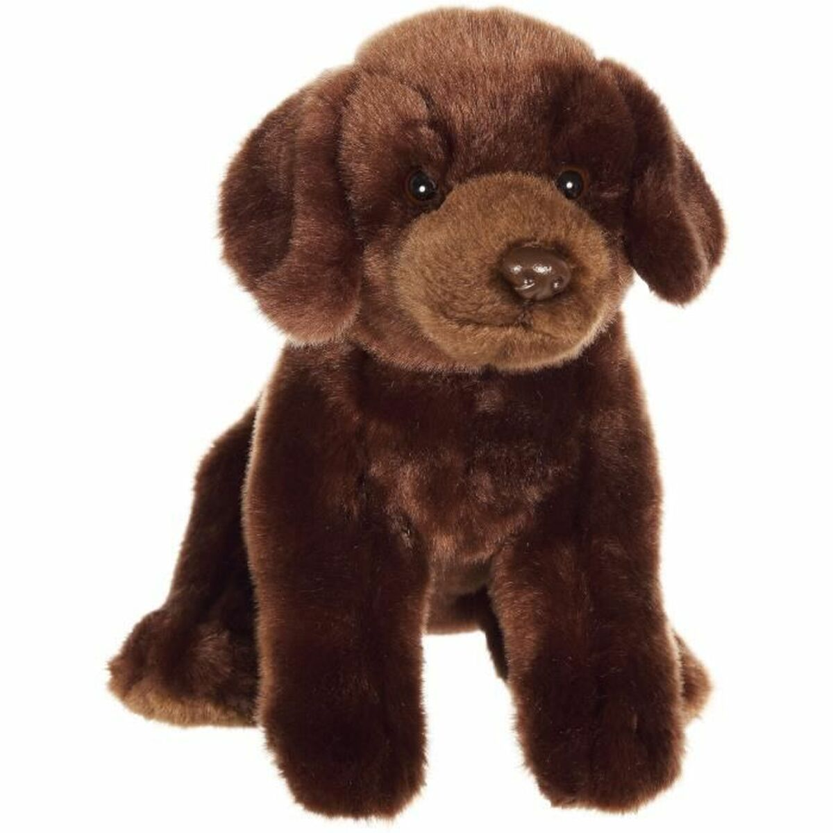 Un perro de peluche marrón se sienta de cara al frente sobre un fondo blanco.
