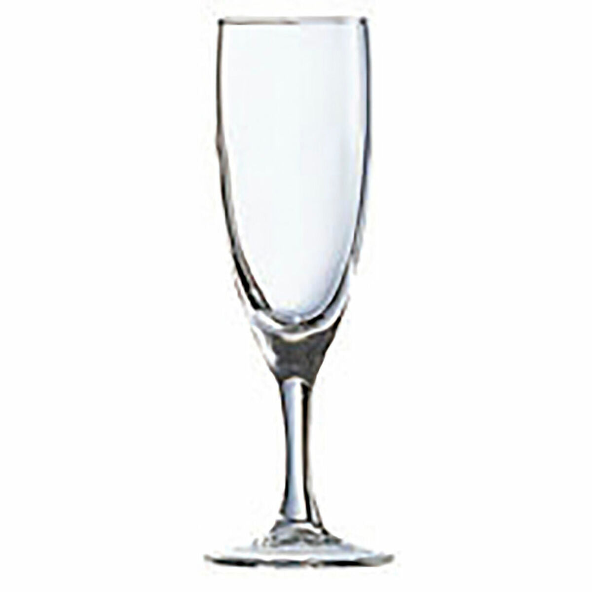 Ein leeres, durchsichtiges Glas für Champagner steht auf einem weißen Hintergrund.