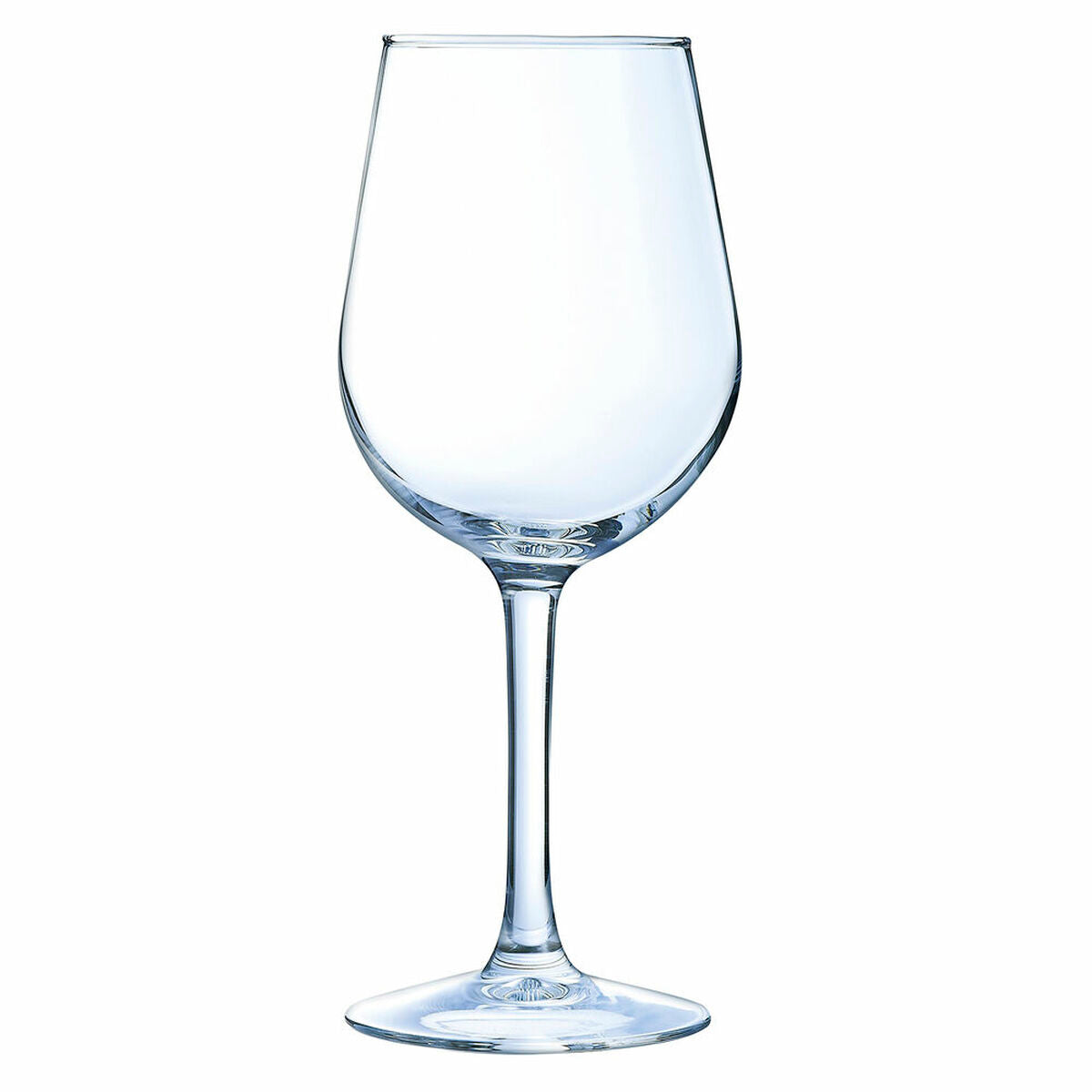 Ein einzelnes, leeres Weinglas aus klarem Glas mit einem langen Stiel und einer runden Basis.