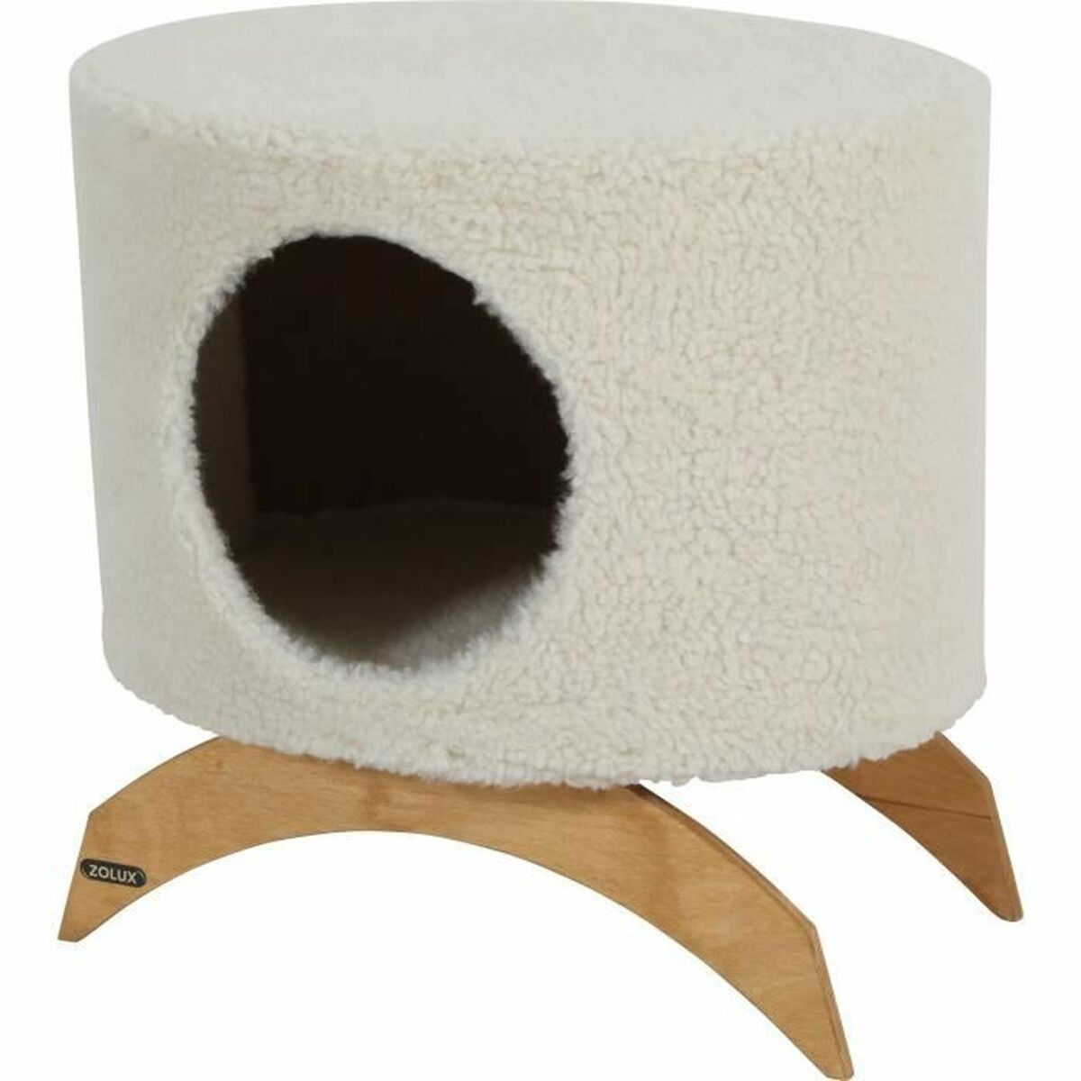 Un cubo para gatos redondo y de color crema con un orificio, sobre patas de madera.