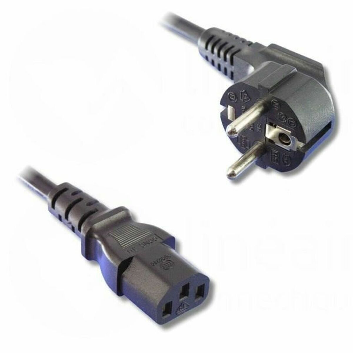 Schwarzes Stromkabel mit europäischem Stecker und IEC-Anschluss auf weißem Hintergrund.