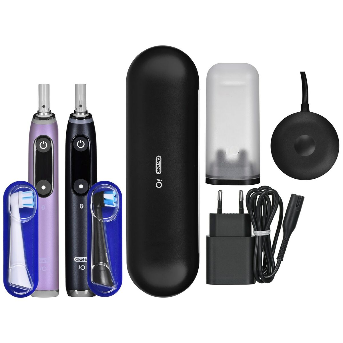 Dwa elektryczne szczoteczki do zębów Oral-B iO, czarna i fioletowa, z główkami, etui podróżnym, ładowarką i podstawką.