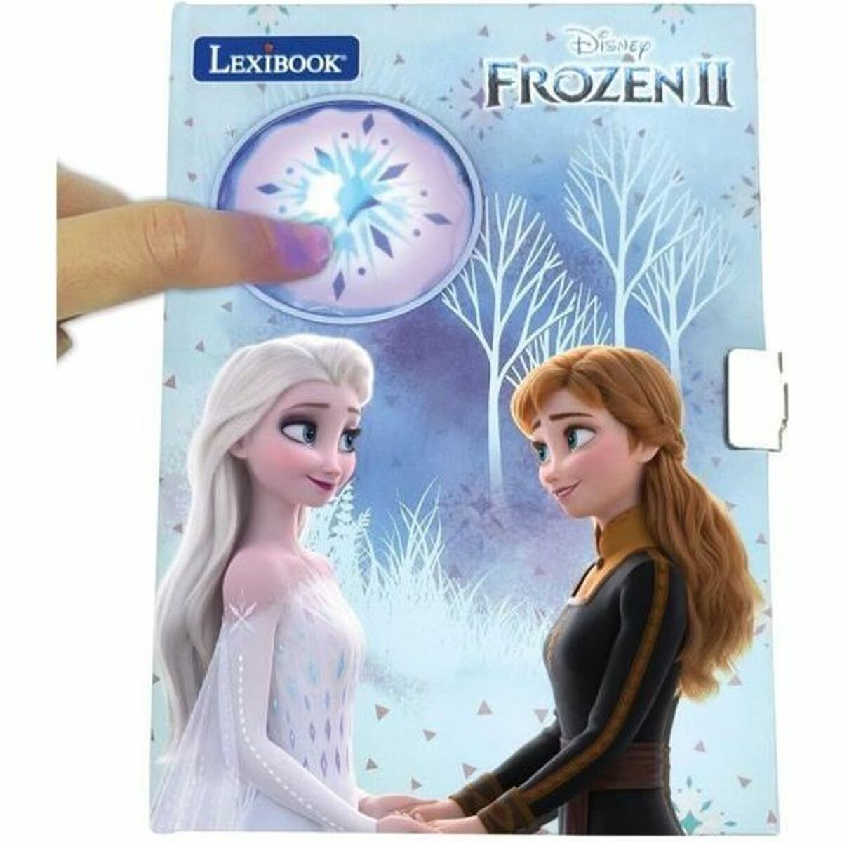 Elsa y Anna de Frozen II se toman de la mano frente a un bosque invernal. Un dedo presiona un símbolo.