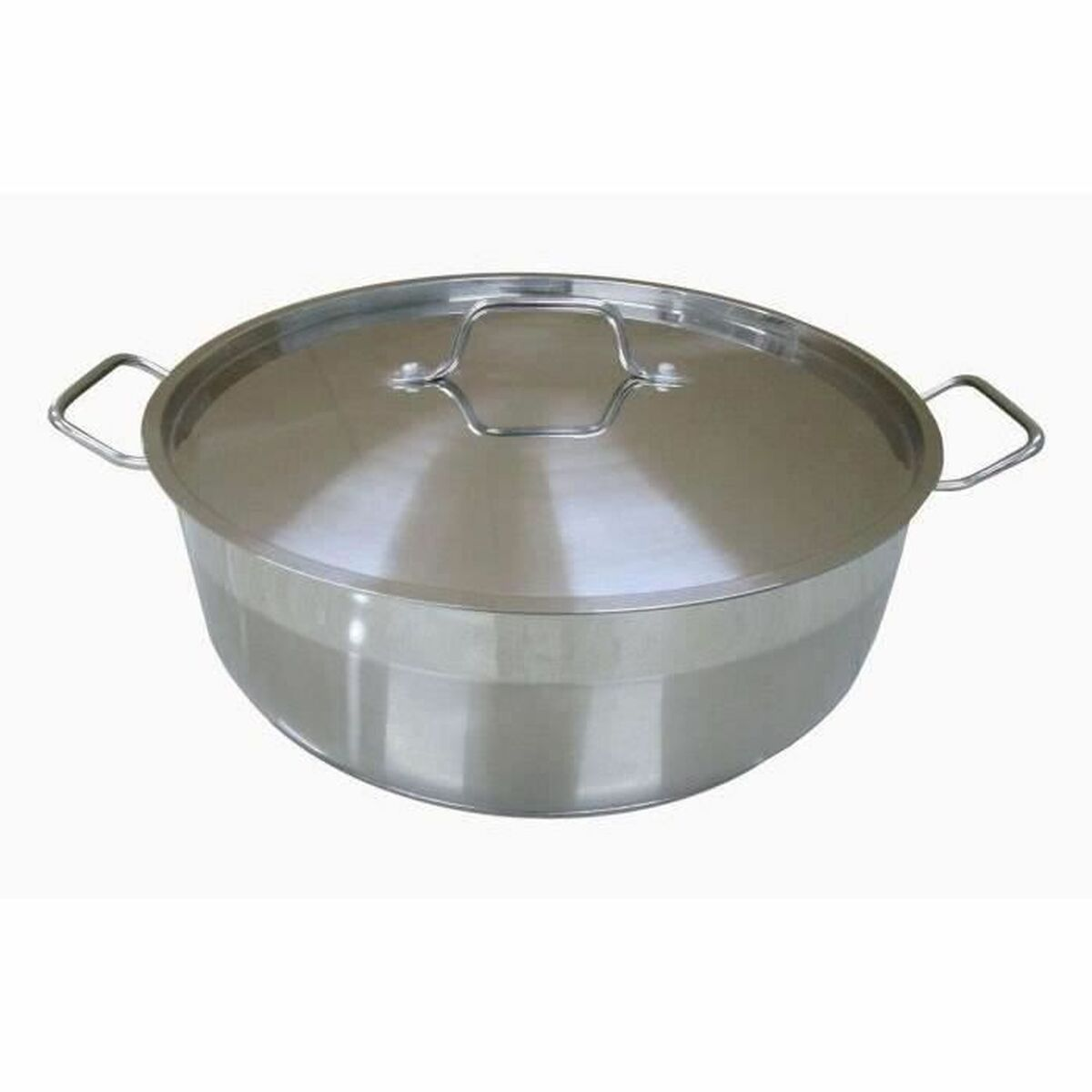 Una olla brillante de acero inoxidable con tapa y dos asas laterales.