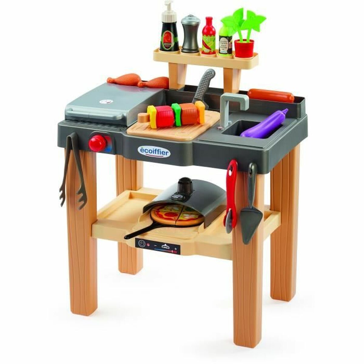 Spielküche mit Grill, Pizzaofen, Kochutensilien und Lebensmitteln.
